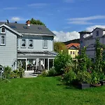 Regina Fuerstensuite * فريدريشرودا